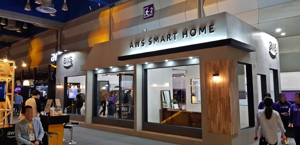 GS건설이 17일 서울 강남구 코엑스 컨벤션 센터에서 열린 ‘AWS 서밋 서울 2019’에서 국내 건설업체로는 유일하게 참가해 아마존의 알렉사와 연동된 스마트 홈 시현 부스를 운영하고 있다.