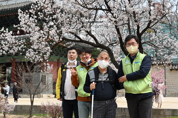 28일 농협유통 임직원들이, 새빛맹인선교회 시각장애인들과 창경궁에서 봄나들이를 하고 있다.