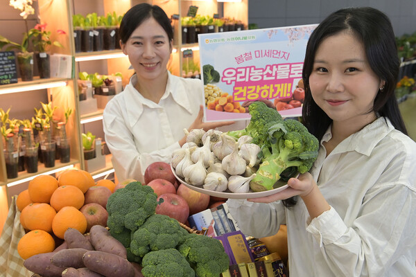 서울 서초구 소재 농협 하나로마트 양재점에서 모델들이 고구마·배·당근·브로콜리 등 미세먼지에 좋은 우리 농산물을 선보이고 있다.