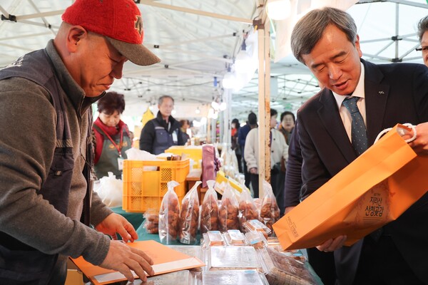 ‘바로마켓’설맞이 할인행사_사진은 한국마사회 정기환 회장의 설맞이 취약계층 및 전통시장 지원